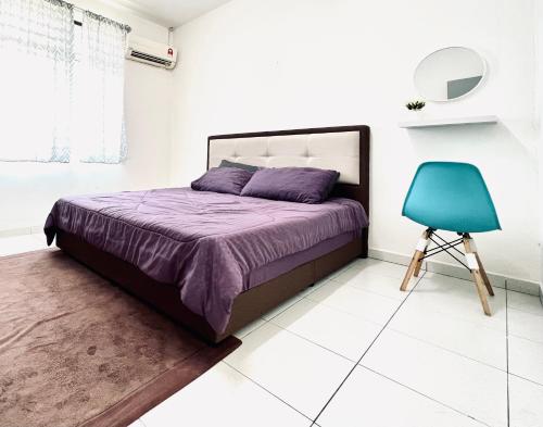 雪邦Rania D'Mawar Homestay 2 1/2 Tingkat KLIA的一间卧室配有一张床和一张蓝色椅子