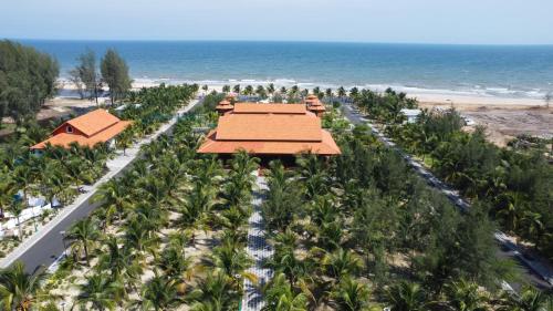 Vĩnh ThạnhHodota Cam Bình Resort & Spa - Lagi Beach的享有棕榈树和海滩度假村的空中景致