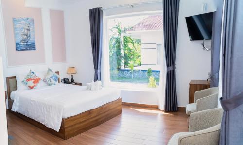 Vĩnh ThạnhHodota Cam Bình Resort & Spa - Lagi Beach的一间卧室设有一张床和一个窗口