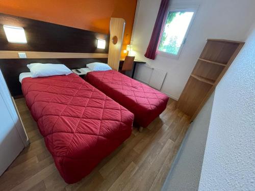 朗吉斯普瑞米尔奥利伦吉经典酒店的酒店客房,配有两张带红色毯子的床