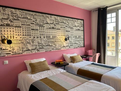 里昂红十字山酒店的两张位于墙上的大壁画的床铺