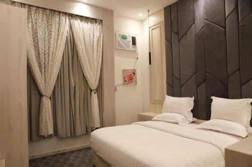 艾卜哈فندق المساء的一间卧室设有两张床和窗户。
