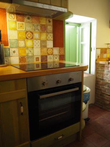迈加洛丘里Artists' Residence 2 bed, 2 bath的厨房配有带炉灶和台面的厨房