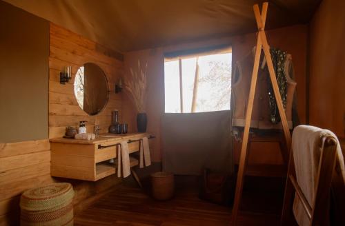 OlmotoniOlkeri Camp的浴室设有窗户、水槽和镜子