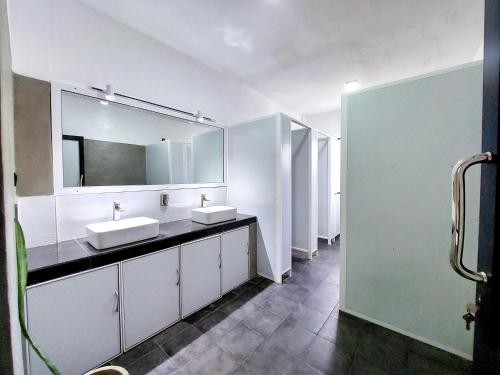 丹不拉Catch Up Dambulla的浴室设有2个水槽和镜子
