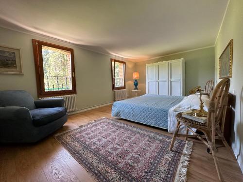 Rivoli VeroneseEco Farm - La Cavallina的一间卧室配有床、沙发和地毯。