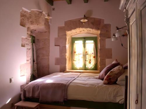 迈加洛丘里Artists' Residence 2 bed, 2 bath的一间卧室配有一张床,内设窗户