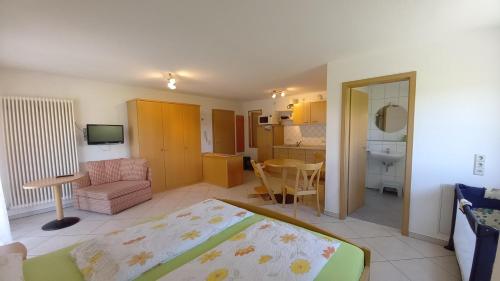 BodneggFerienhof Metzler的一间卧室设有一张床和一间客厅。