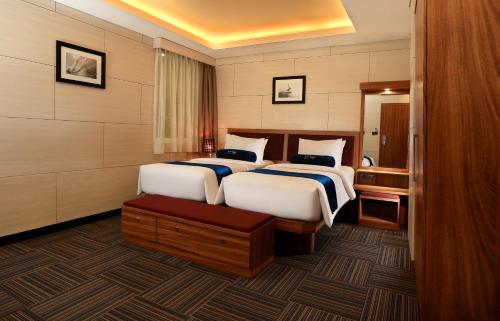 库塔库塔海滨酒店的酒店客房带两张床和一间浴室