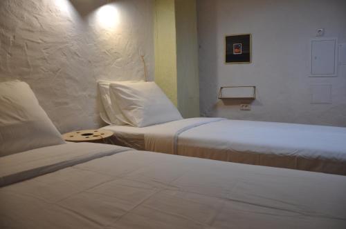弗雷舒德埃什帕达阿辛塔Casinhas de S. Francisco T2 Azeitona by LovelyStay的一间酒店客房,房间内设有两张床