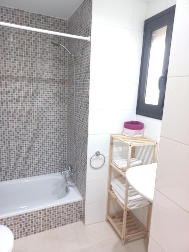 贝萨卢Apartament Ca l'Eudald Parelles的带浴缸、水槽和淋浴的浴室