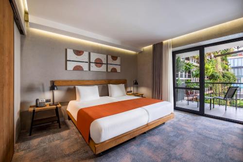 第比利斯第比利斯伊奥塔酒店的一间带大床的卧室和一个阳台