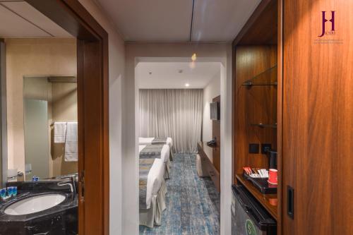 麦加Manazel Al Zaireen Hotel的酒店客房设有床和水槽
