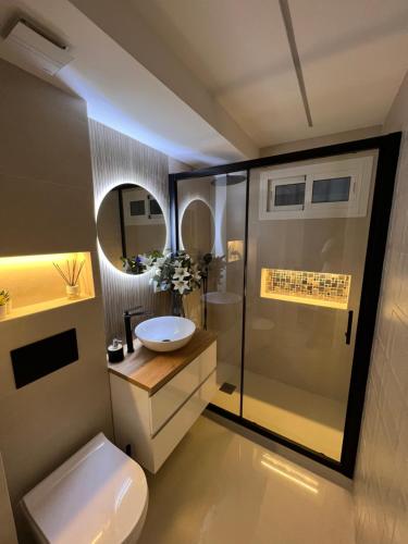 贝纳尔马德纳Luxury Bonanza的浴室配有卫生间、盥洗盆和淋浴。