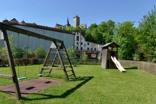 奥夫塞斯Brauereigasthof Rothenbach的一个带滑梯和游戏结构的游乐场