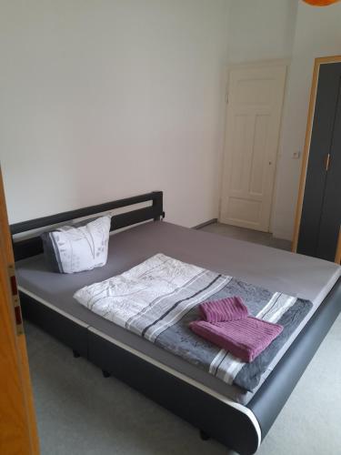 茨维考Schöne Wohnung für Monteure und sonstige Reisende的一张床上的床铺,上面有紫色毛巾
