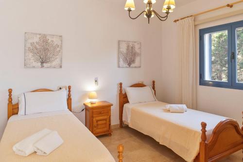 卡拉索纳Es Lliri Blanc的一间卧室设有两张床和窗户。
