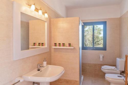 卡拉索纳Es Lliri Blanc的一间带水槽、卫生间和镜子的浴室