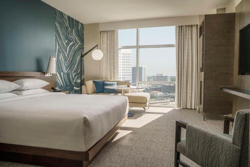 休斯顿休斯顿广场凯悦酒店的酒店客房设有一张床和一个大窗户