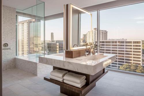 休斯顿休斯顿广场凯悦酒店的一间带大水槽和大窗户的浴室