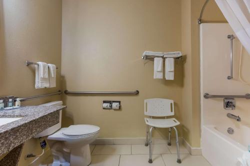 盖尔斯堡Quality Inn Galesburg near US Highway 34 and I-74的浴室配有卫生间、盥洗盆和淋浴。