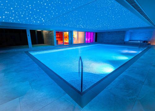 哈罗盖特DoubleTree by Hilton Harrogate Majestic Hotel & Spa的天花板上星星的房子里的一个游泳池