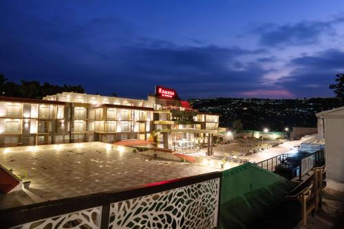 穆里Ramada by Wyndham Murree Lower Topa Resort的晚上酒店的景色