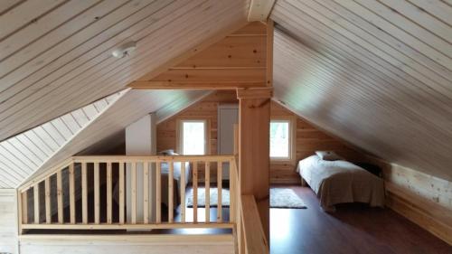 伊瓦洛Hallahaukka的木房子里的一个房间,有楼梯