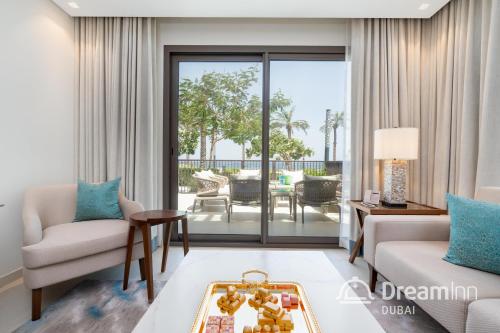 富查伊拉Dream Inn - Address Beach Residence Fujairah - Premium Apartments的享有庭院景致的客厅