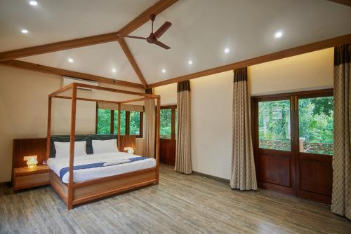 萨利加奥Tropical villa by Happyinch的一间卧室设有天蓬床和窗户。