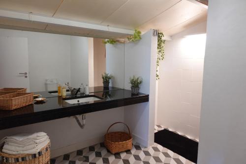 维迪盖拉Casa Pereirinha \ Pateo House的一间带水槽和镜子的浴室