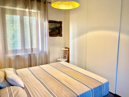 布斯托阿西齐奥Alloggio Marta Malpensa Milano-Laghi的一间卧室设有一张床和一个窗口