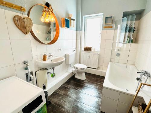 KronshagenBlaue Butze的浴室配有盥洗盆、卫生间和浴缸。