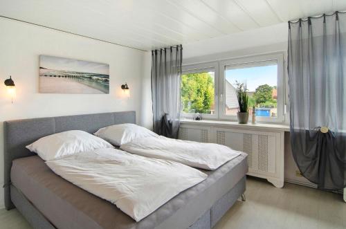 威廉港Fewo am Deich的一间卧室设有一张大床和窗户