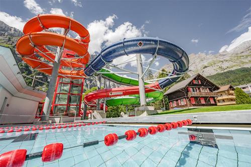 洛伊克巴德Center, Sauna, View - Haus LINARIA的一个带水滑梯和过山车的游泳池