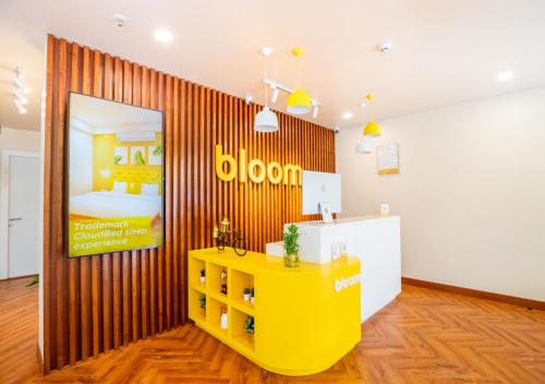 班加罗尔Bloom Hotel - HSR Layout Sec 6的配有黄色桌子和床的房间
