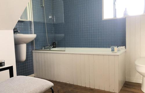 ElgolTaigh Druim的带浴缸、卫生间和盥洗盆的浴室