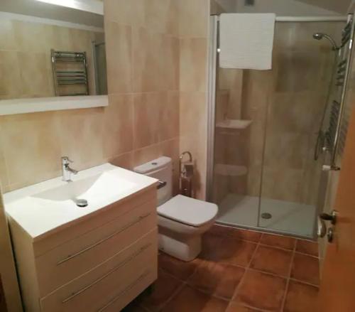 莫雷拉Céntrico dúplex con vistas, en Morella的浴室配有卫生间、淋浴和盥洗盆。