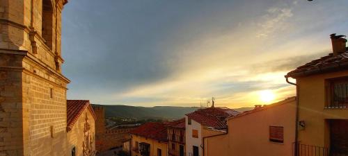 莫雷拉Céntrico dúplex con vistas, en Morella的享有带建筑和日落的城市美景
