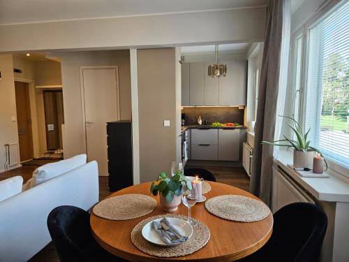 皮耶塔尔萨里Little Paris, 1 bedroom apartment的一间带桌子的用餐室和一间厨房