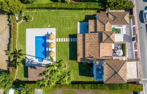 马贝拉VACATION MARBELLA I Villa Sirio, Golf-Front Villa, Private Pool, Privacy的享有带庭院的房屋的顶部景致