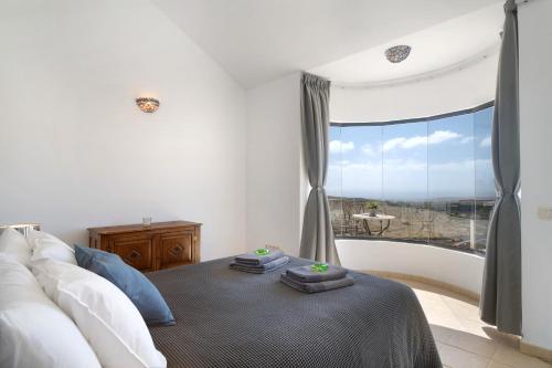 El MojónCasa Insitu的一间卧室设有一张床和一个大窗户