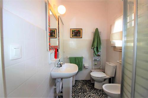 科斯塔特吉塞Casa Corales的白色的浴室设有水槽和卫生间。