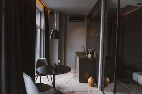 绿山城Apartamenty Kopernika 7的一间带桌椅和水槽的浴室