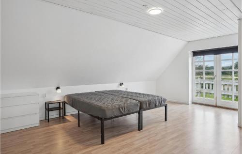 Gorgeous Apartment In Gandrup With Wifi的一间白色客房内的床铺卧室