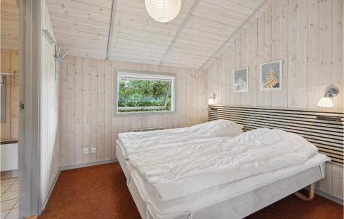 哈泽斯莱乌Awesome Home In Haderslev With Kitchen的卧室配有一张白色大床
