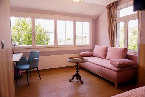 Jenins加斯多夫祖尔布德旅馆的带沙发、桌子和窗户的客厅