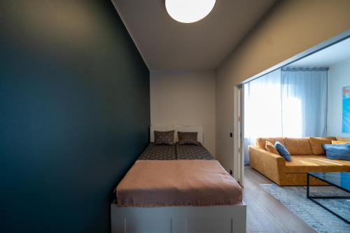 塔林Trendy Kentmanni, city center apartment的一间卧室配有一张床和一张沙发