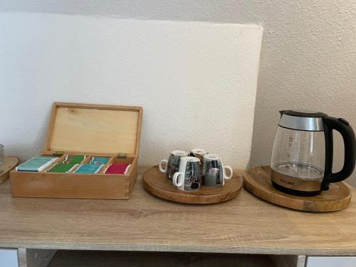 汉堡Albi S - HH Airport的咖啡壶和桌子上的盒子