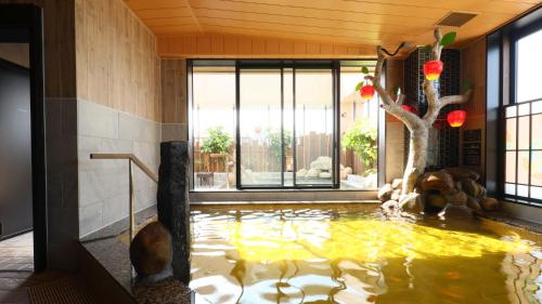 青森Dormy Inn Aomori Natural Hot Spring的 ⁇ 池,在树上